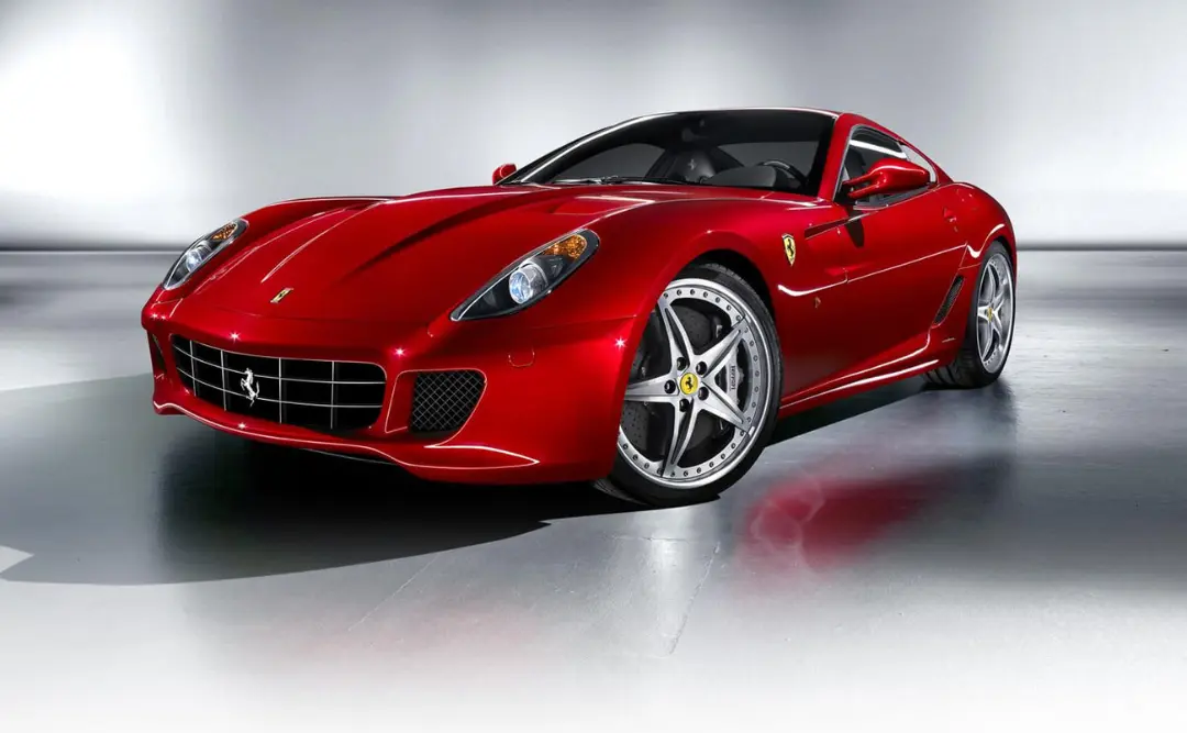 خودرو قرمز رنگ فراری (Ferrari) مدل F12 در استودیوی عکاسی