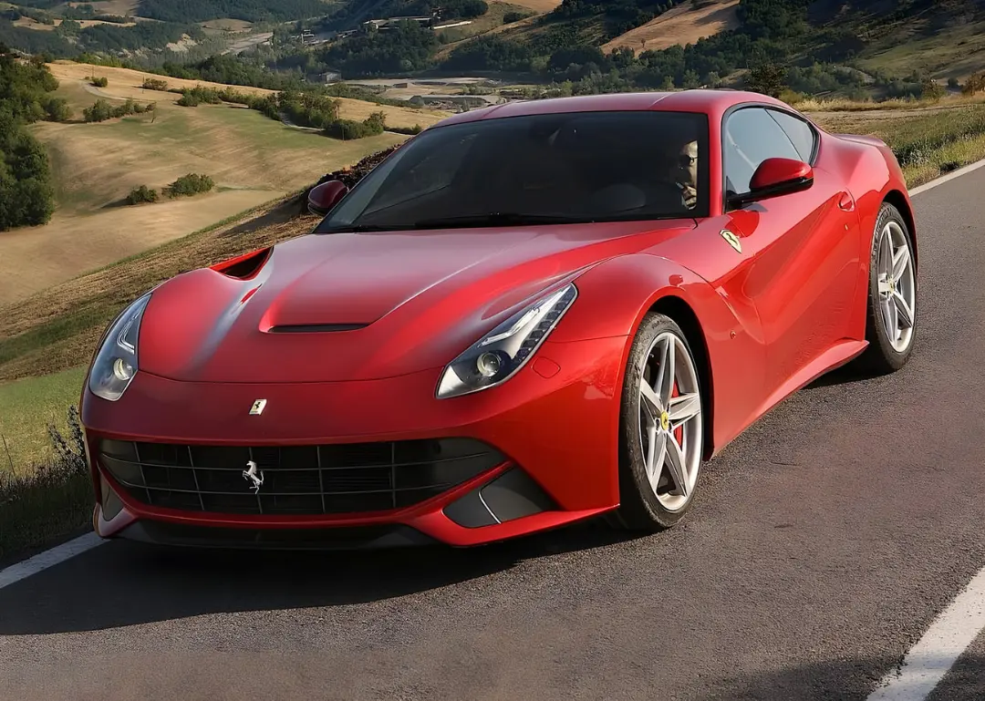 خودرو فراری (Ferrari) مدل F12berlinetta قرمز در حال حرکت در جاده کوهستانی