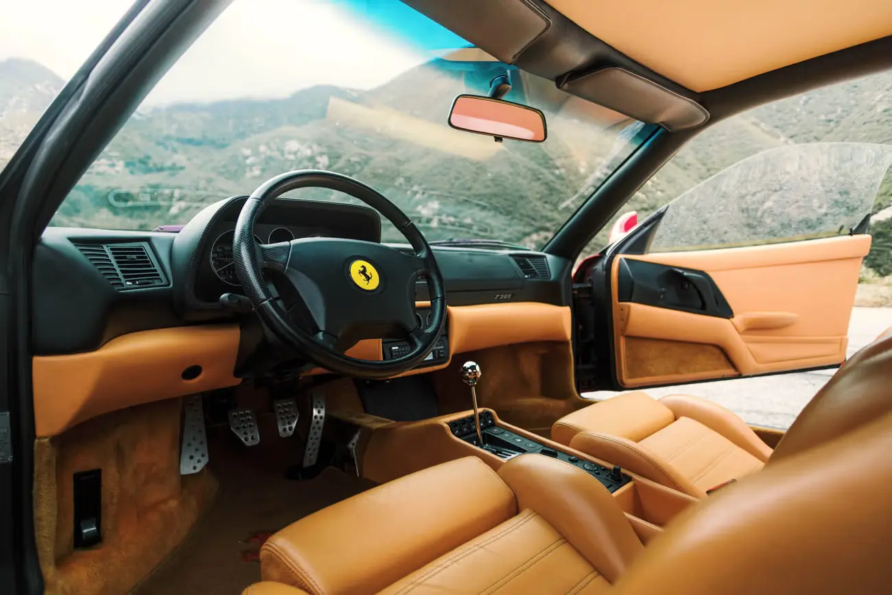 کابین داخلی خودروی فراری (Ferrari) F355 با صندلی‌های چرمی قهوه‌ای