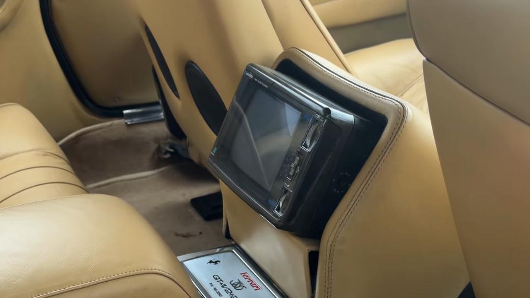 صندلی‌های چرمی و مانیتور عقب خودروی فراری (Ferrari) GT4 2+2