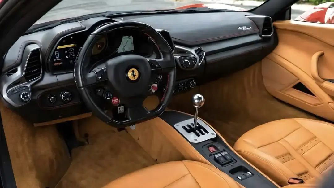 نمای داشبورد و گیربکس دستی خودروی فراری (Ferrari) با طراحی چرمی قهوه‌ای