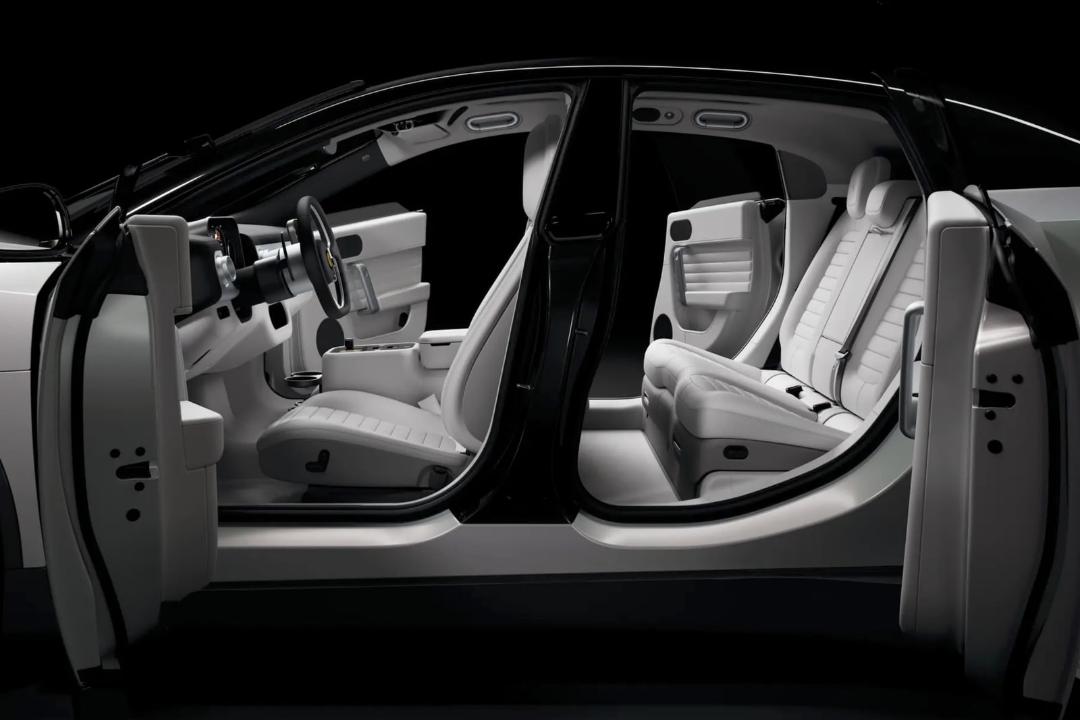کابین سفید رنگ خودروی لوچه (Luce) از برند فراری (Ferrari)