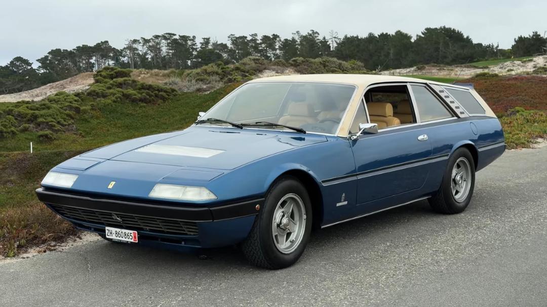 خودرو کلاسیک فراری (Ferrari) استیشن با بدنه آبی و سقف کرم