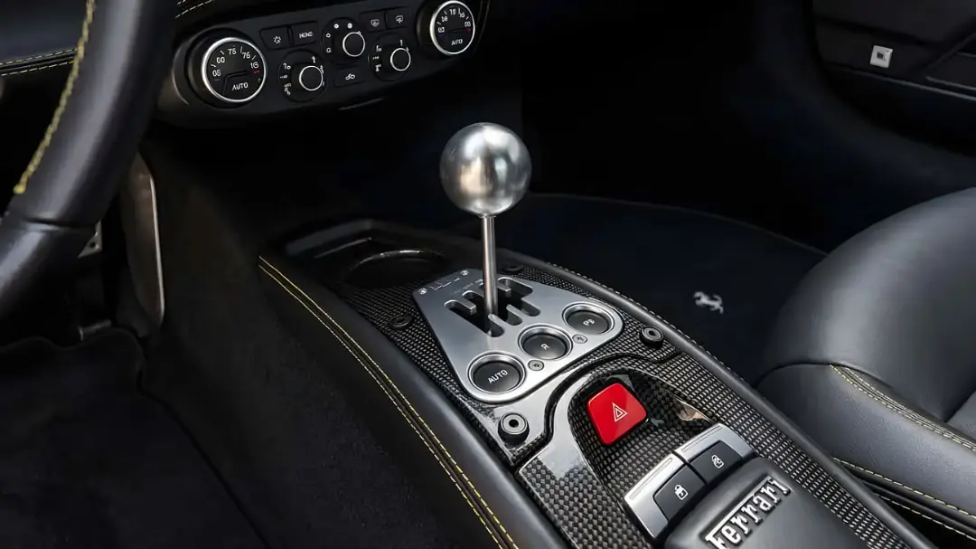 جعبه دنده دستی (Manual Gearbox) در کابین خودروی فراری (Ferrari)