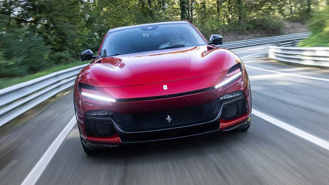 خودرو قرمز رنگ فراری پوروسانگوئه (Ferrari Purosangue) در حال حرکت در جاده