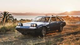 خودرو فراری (Ferrari) استیشن با رنگ آبی در طبیعت