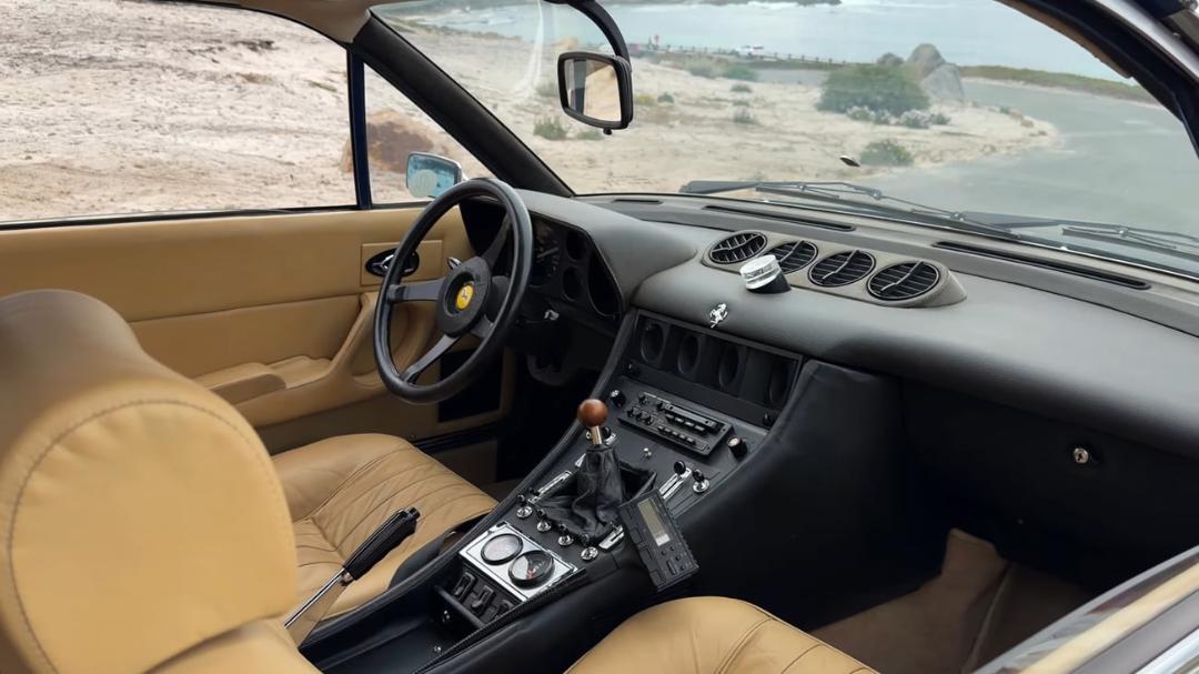داشبورد و صندلی‌های چرمی خودروی کلاسیک فراری (Ferrari) در نمای داخلی
