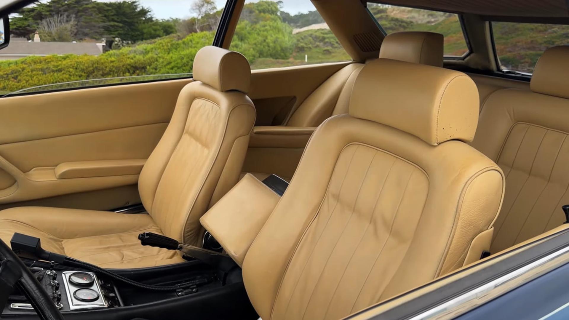صندلی‌های چرمی کرم‌رنگ کابین خودروی کلاسیک فراری (Ferrari)