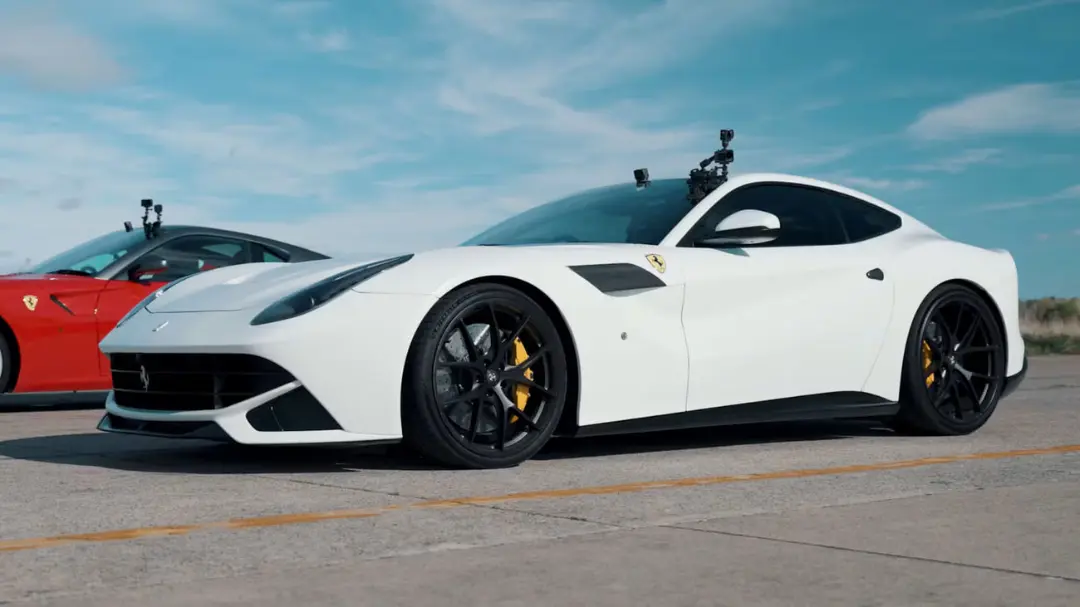 خودرو سفید فراری F12 برلینتا (Ferrari F12 Berlinetta) با دوربین‌های نصب شده روی سقف