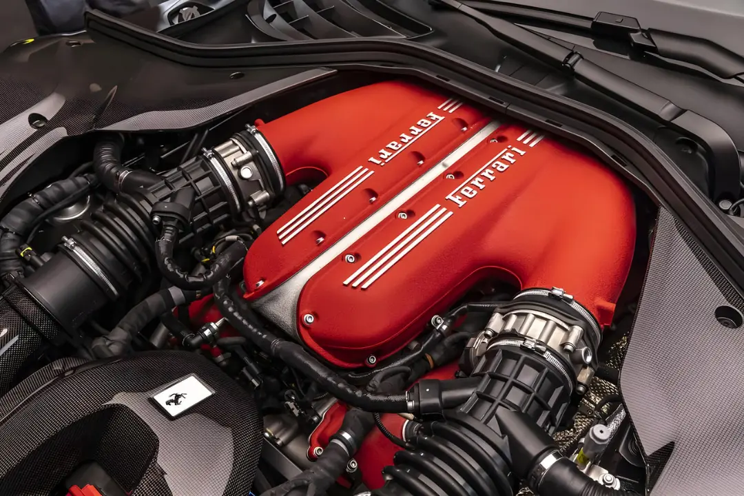 موتور ۱۲ سیلندر (V12) خودروی فراری (Ferrari) با پوشش قرمز رنگ