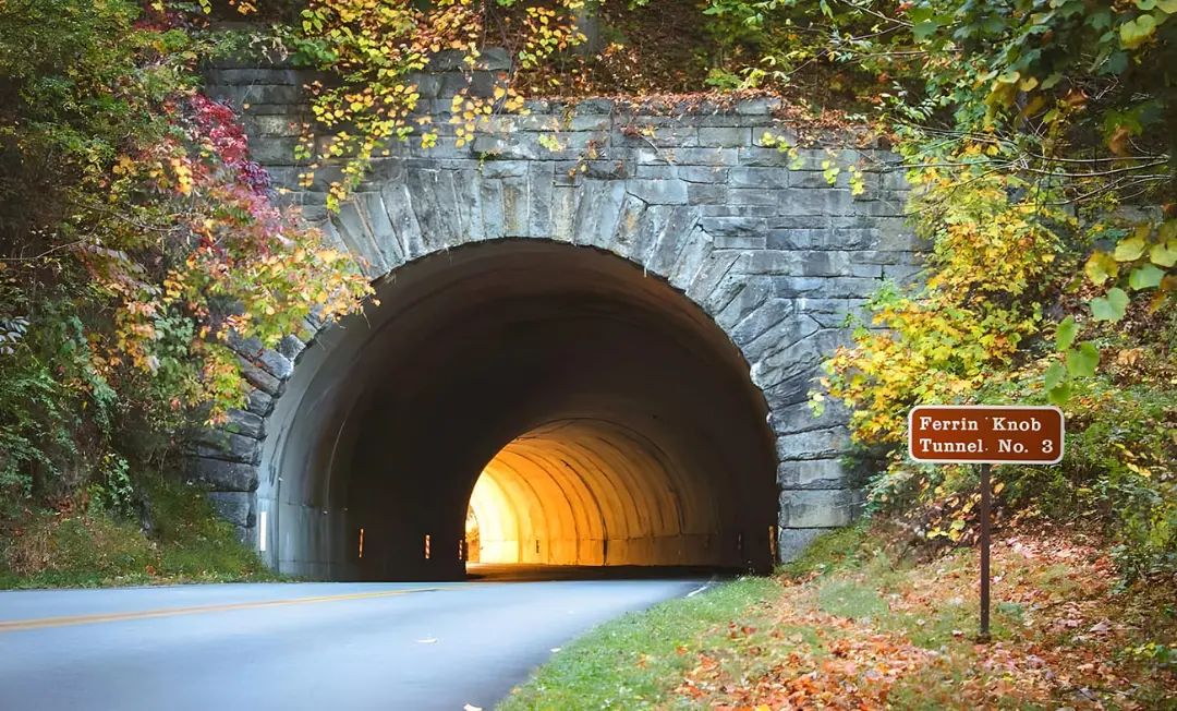 تونل سنگی (Ferrin Knob Tunnel) با دهانه نیم‌دایره در میان درختان پاییزی