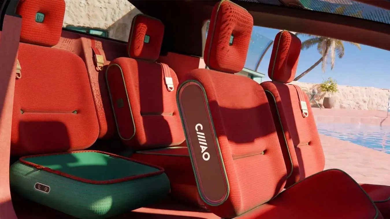 صندلی‌های قرمز و سبز رنگ خودروی فیات مالتی‌پلا (Fiat Multipla) با طراحی مدرن