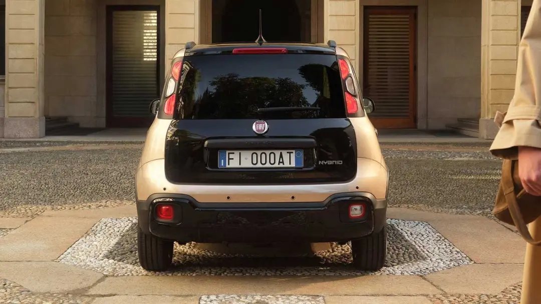 بخش عقب خودروی فیات پاندا (Fiat Panda) با رنگ دوگانه طلایی و مشکی