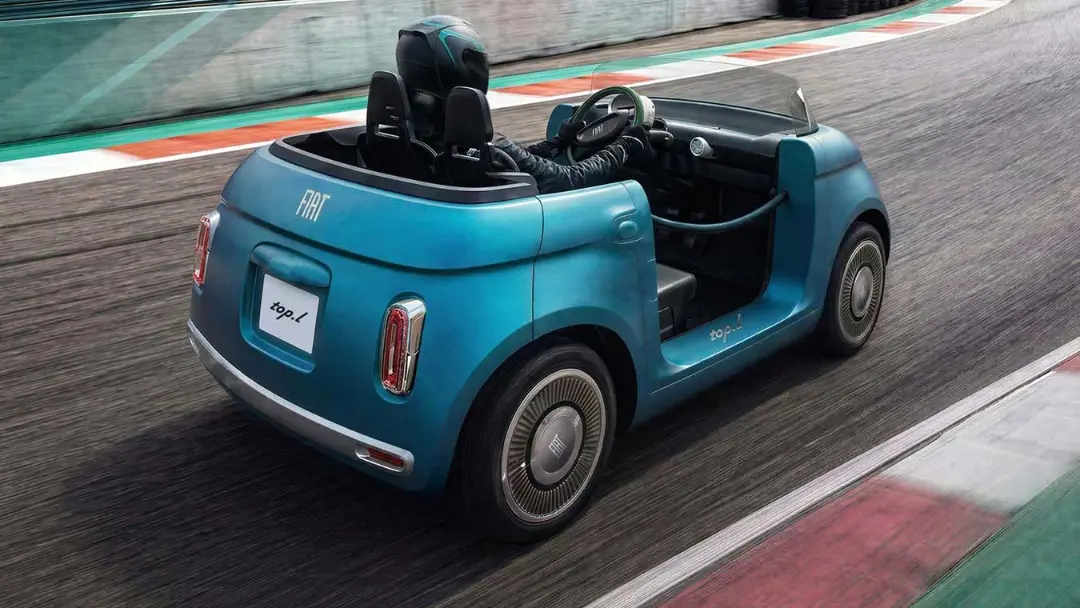 خودروی کانسپت فیات توپولینو (Fiat Top.L) با رنگ آبی فیروزه‌ای در حال حرکت