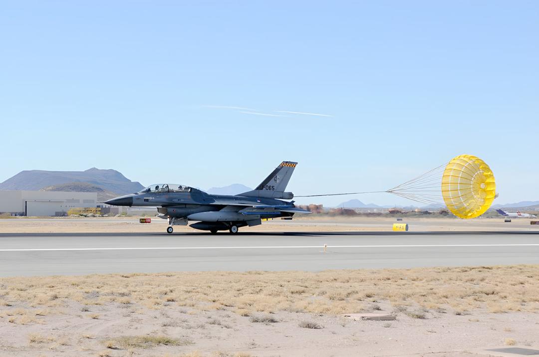 هواپیمای جنگنده (F-16 Fighting Falcon) با چتر نجات زرد رنگ در حال فرود