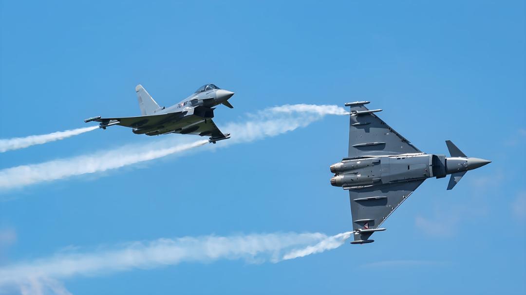 جنگنده یوروفایتر (Eurofighter Typhoon) در حال مانور هوایی با رد دود سفید