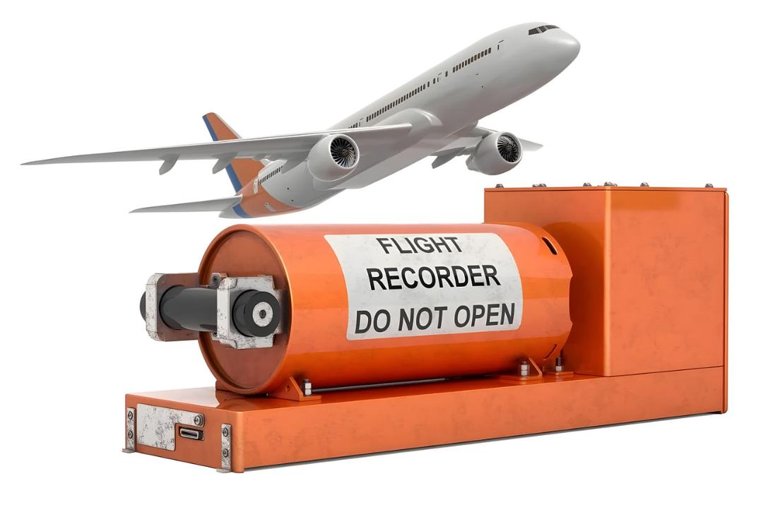 جعبه سیاه (Flight Recorder) نارنجی رنگ زیر پرواز یک هواپیمای مسافربری