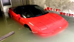 خودروی قرمز رنگ فراری (Ferrari) غرق در آب در یک پارکینگ زیرزمینی