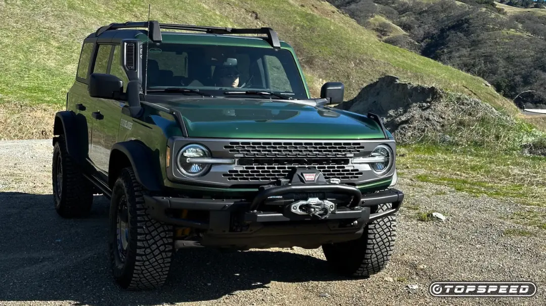 خودرو آفرود فورد برانکن (Ford Bronco) سبز رنگ در مسیر کوهستانی