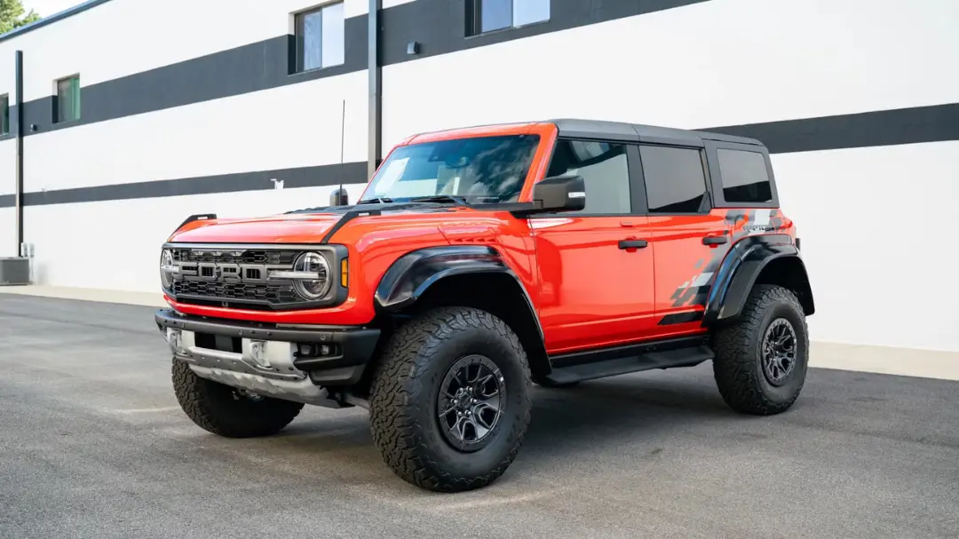 خودروی فورد برانکو (Ford Bronco) رپتور با رنگ نارنجی و لاستیک‌های آفرود