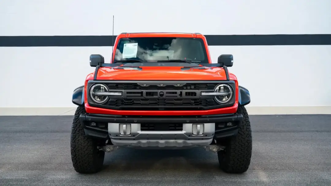 خودروی فورد برانکو رپتور (Ford Bronco Raptor) نارنجی رنگ در نمای روبه‌رو