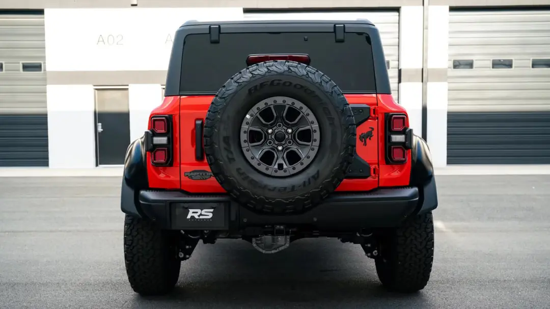 بخش عقب خودروی فورد برانکو (Ford Bronco) رپتور با لاستیک زاپاس