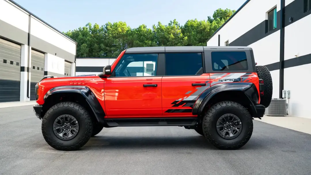 خودرو فورد برانکو (Ford Bronco) رپتور با رنگ قرمز و بدنه چهار در
