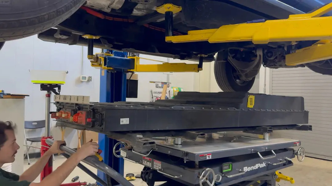 باتری بزرگ وانت برقی فورد (Ford) روی جک تعمیراتی قرار دارد