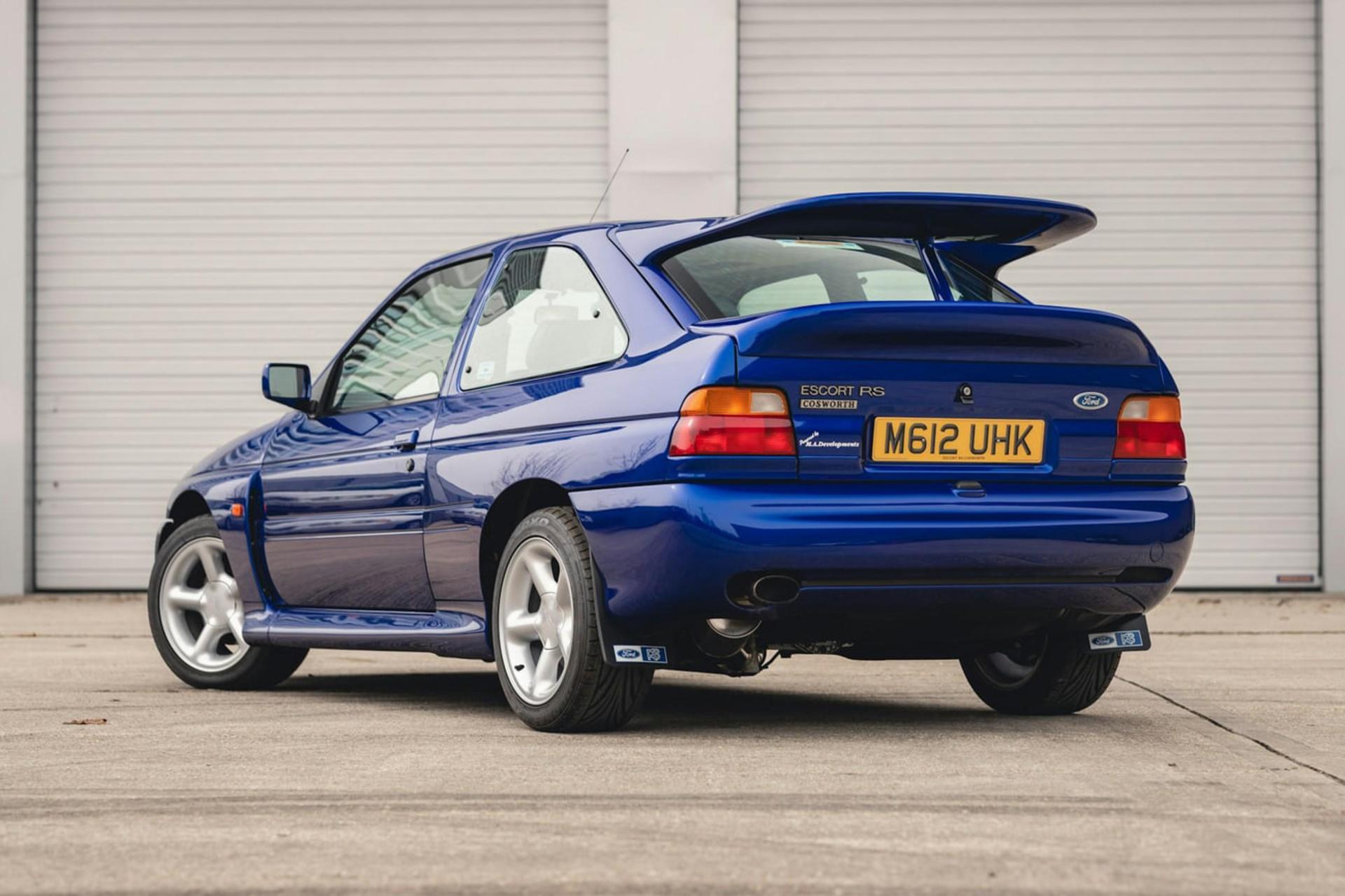 خودرو اسپرت فورد اسکورت (Ford Escort) RS Cosworth با رنگ آبی در فضای باز