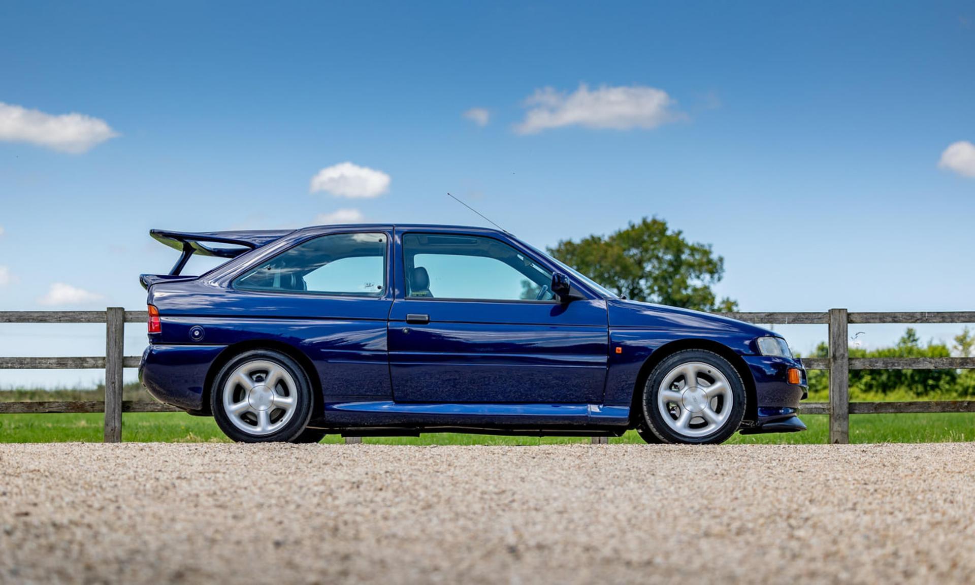 خودروی آبی رنگ فورد اس‌ار‌تی (Ford Escort RS Cosworth) در فضای باز