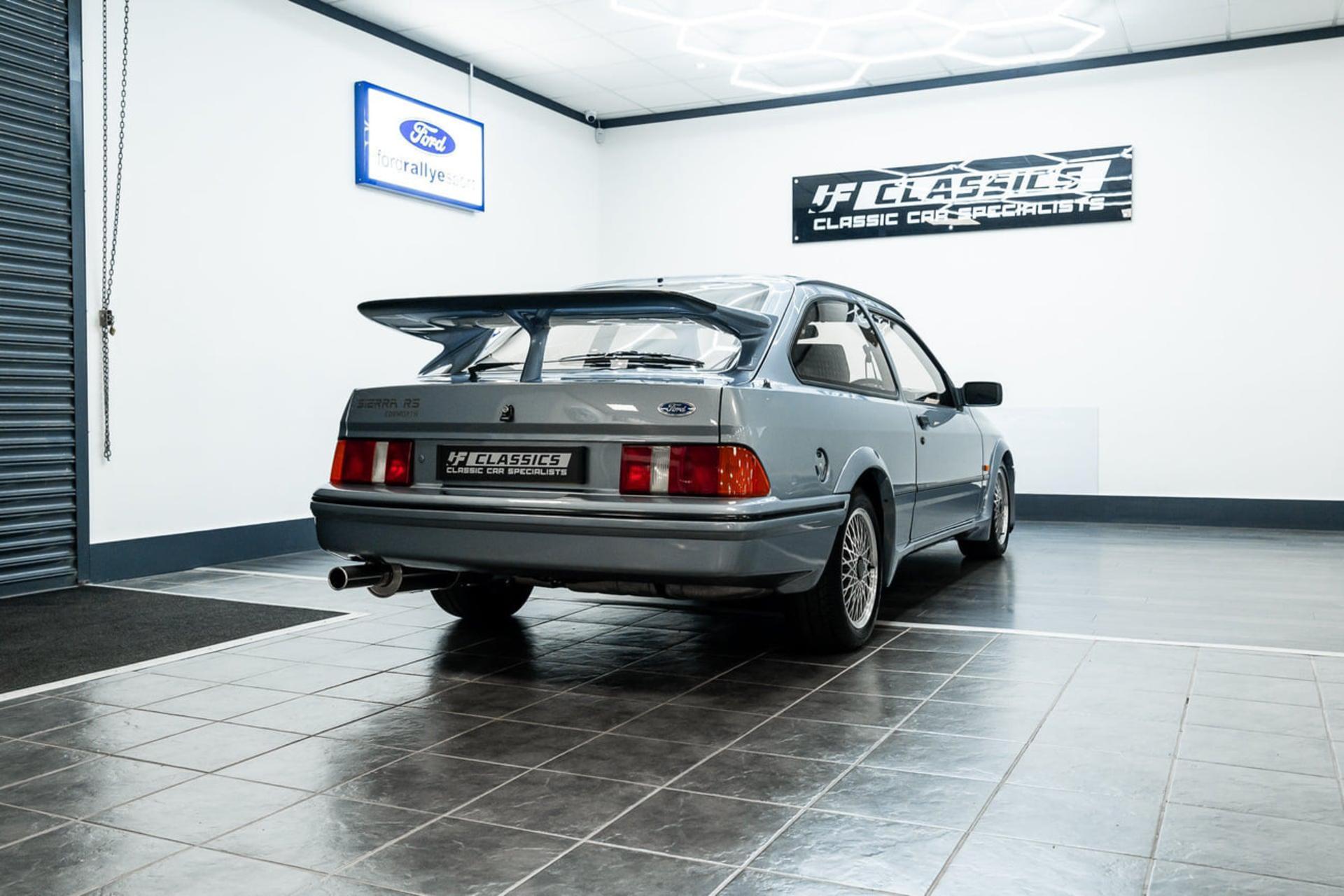 خودرو کلاسیک فورد اسکورت (Ford Escort RS Cosworth) خاکستری در نمایشگاه