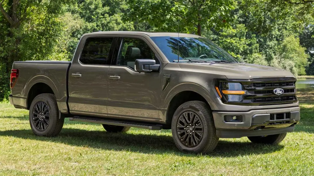 پیکاپ فورد F-150 (Ford F-150) مدل 2027 با رنگ قهوه‌ای متالیک در فضای باز