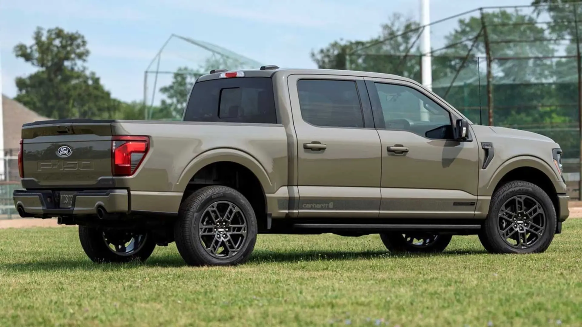 پیکاپ فورد F-150 (Ford F-150) مدل 2027 با رنگ قهوه‌ای مات در فضای باز