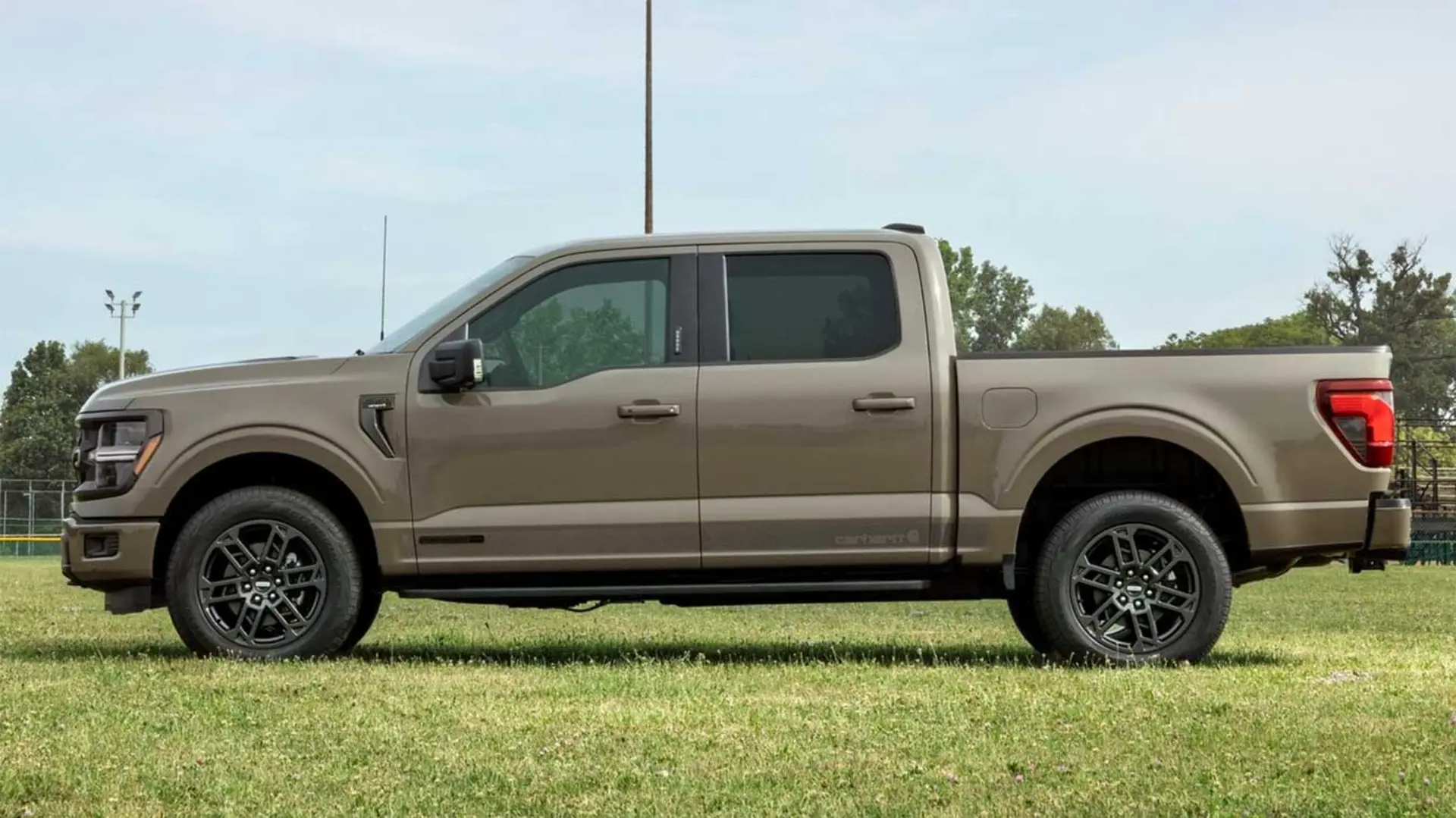 نمای کناری فورد F-150 مدل 2027 