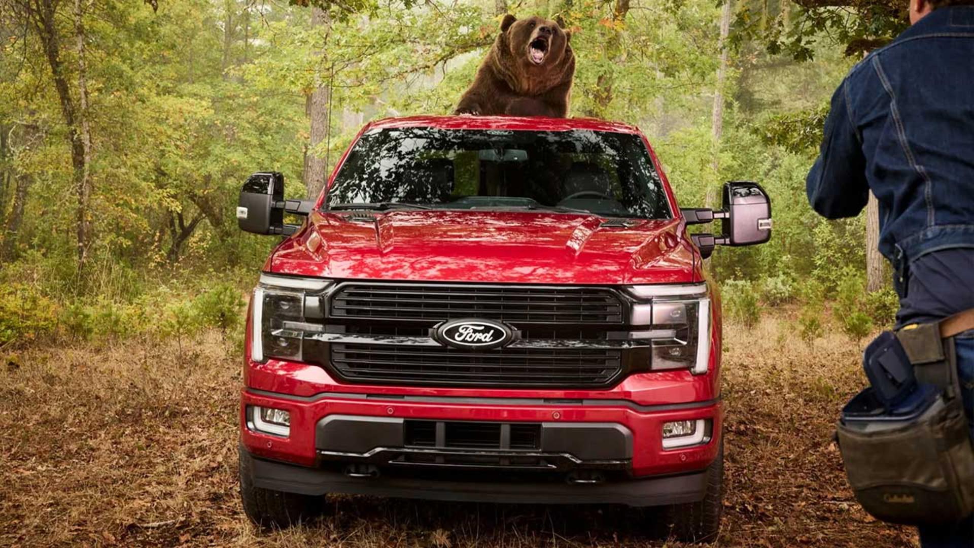 حمله خرس به فورد F150