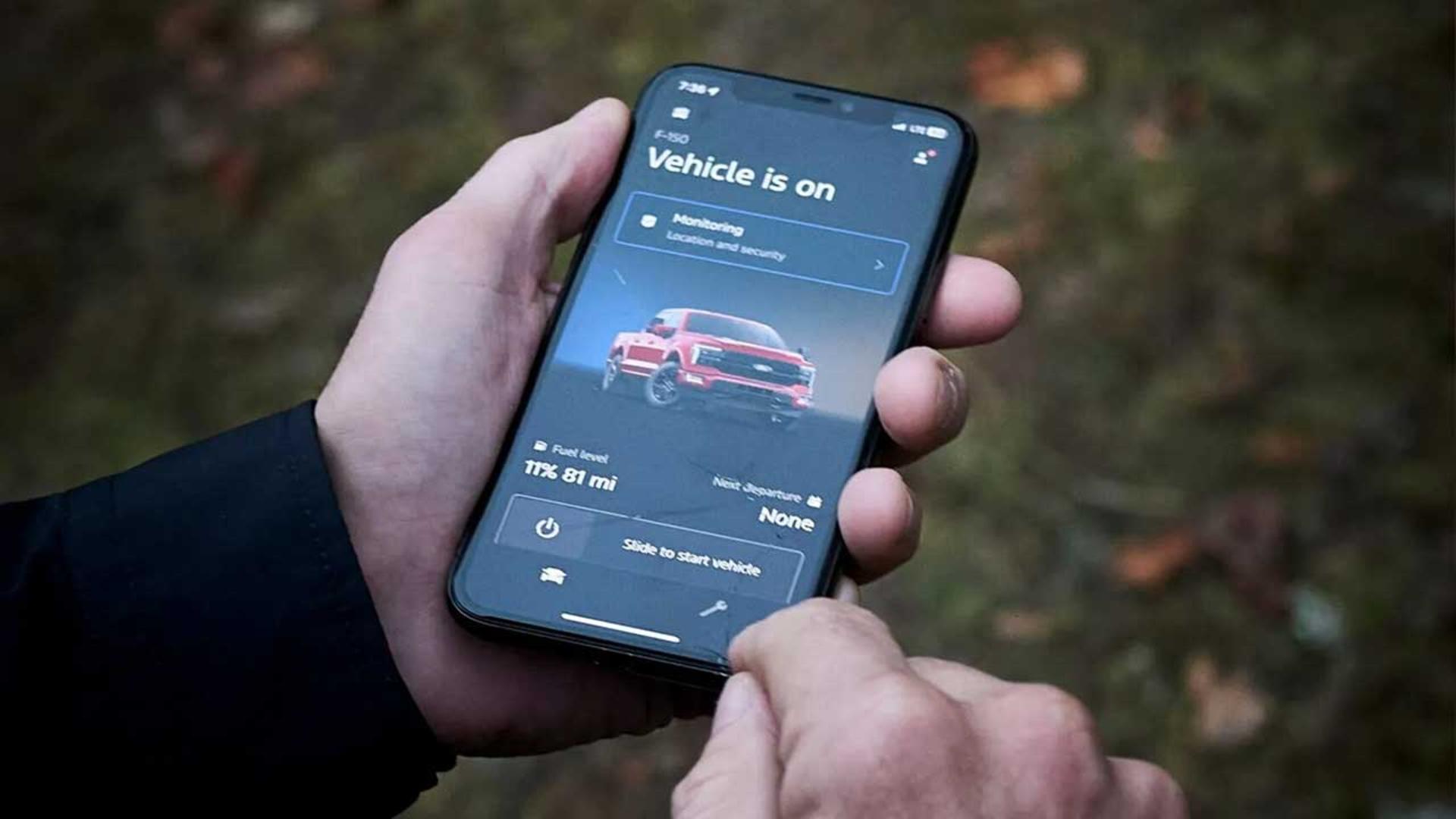 حمله خرس به فورد F150