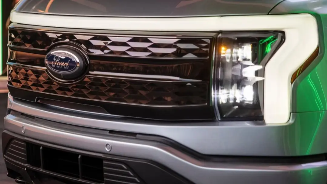 جلوی وانت برقی فورد (Ford F-150 Lightning) با طراحی چراغ‌های مدرن