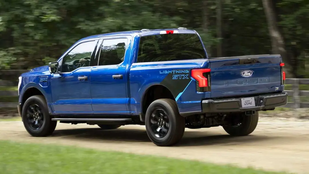 وانت برقی فورد لایتنینگ (Ford Lightning) مدل STX آبی رنگ در حال حرکت