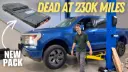 باتری خودروی فورد F-150 لایتنینگ (Ford F-150 Lightning) در کنار پیکاپ آبی رنگ