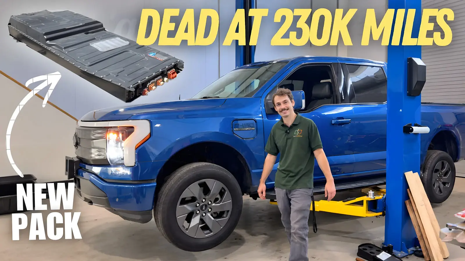 باتری خودروی فورد F-150 لایتنینگ (Ford F-150 Lightning) در کنار پیکاپ آبی رنگ