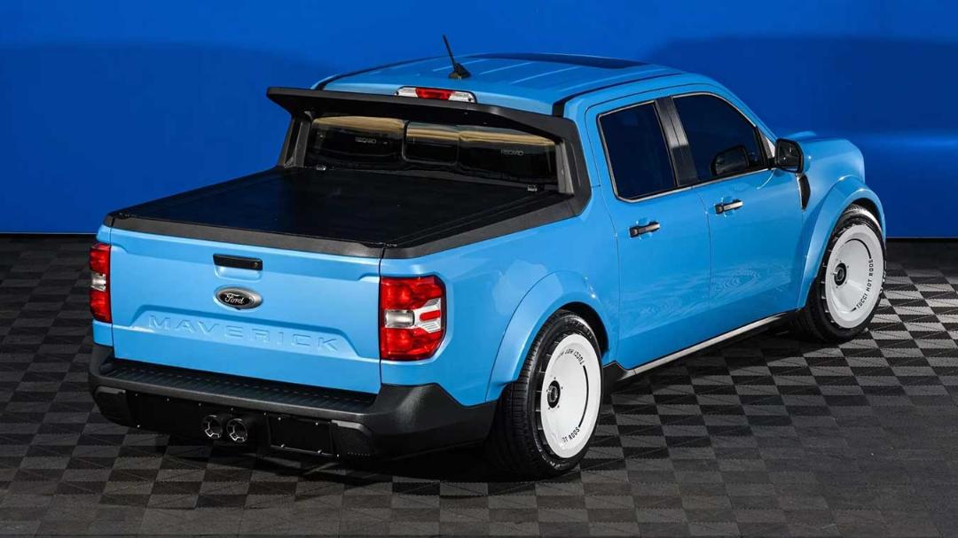 پیکاپ فورد ماوریک (Ford Maverick) آبی‌رنگ با چرخ‌های سفید و بدنه سفارشی