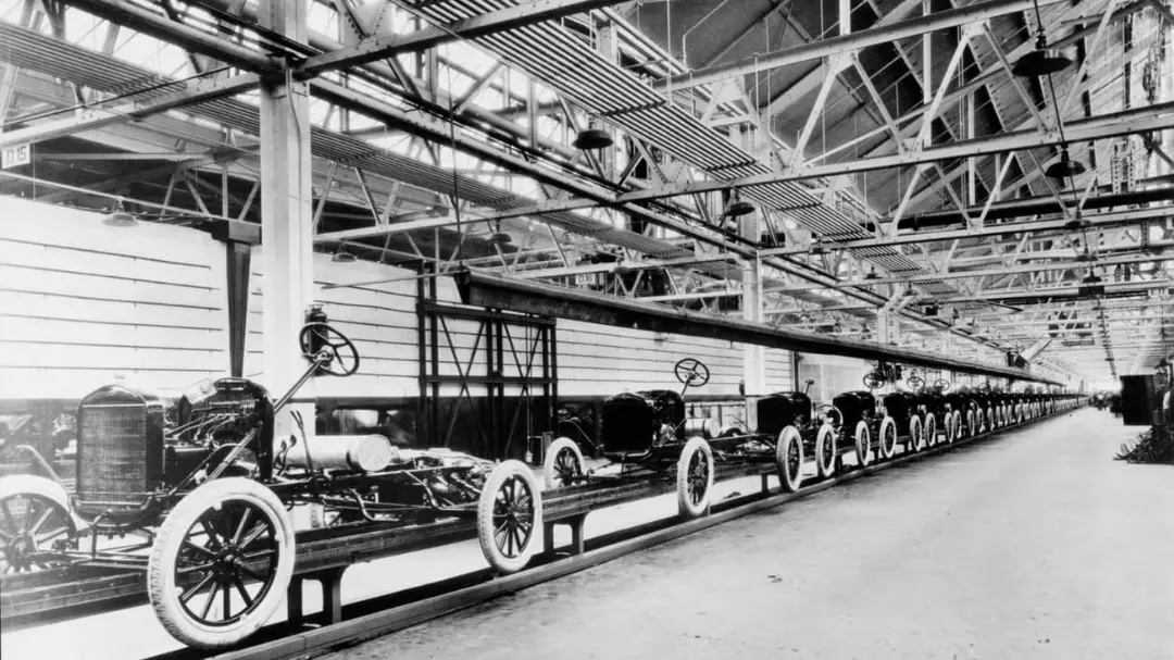 خودروهای فورد مدل T (Ford Model T) در خط تولید کارخانه