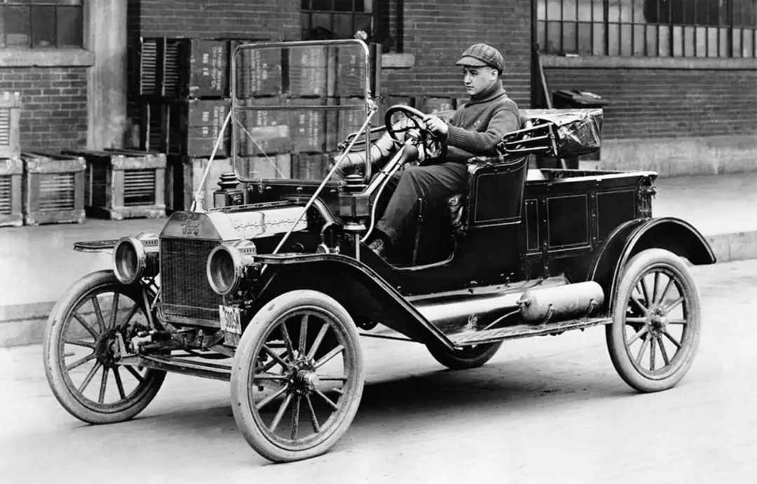 خودروی فورد مدل T (Ford Model T) با چرخ‌های چوبی در فضای باز