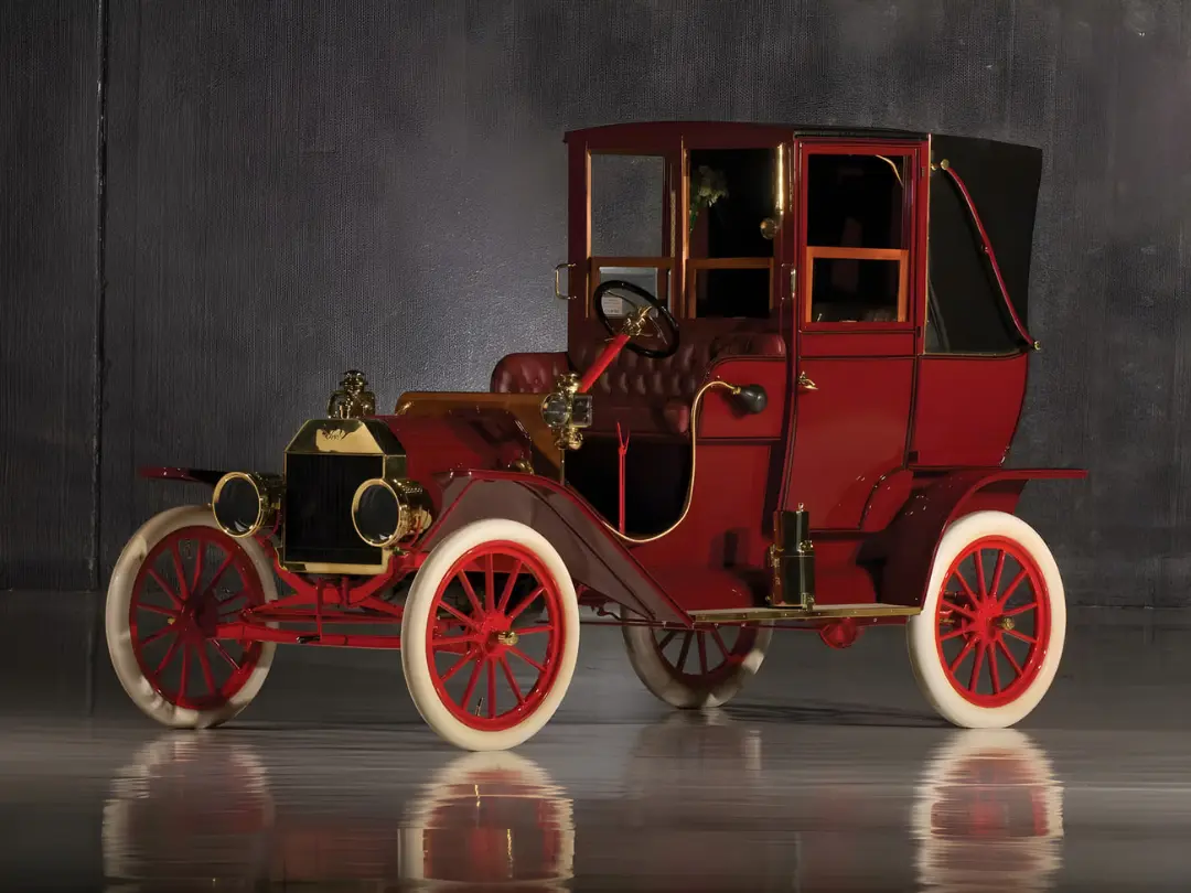 خودروی قدیمی فورد مدل T (Ford Model T) با بدنه قرمز و چرخ‌های سفید
