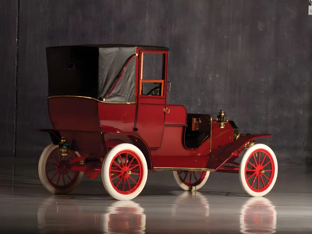 خودروی قدیمی فورد مدل T (Ford Model T) با بدنه قرمز و چرخ‌های سفید