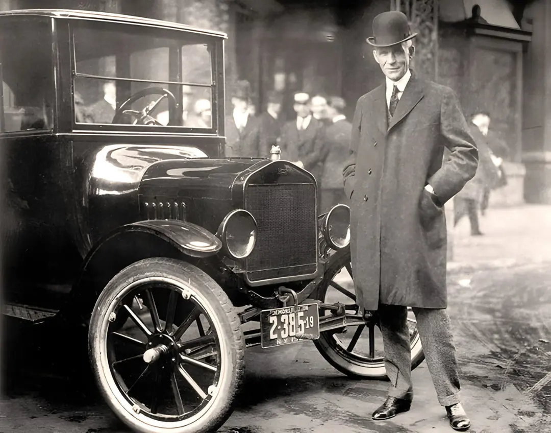 خودروی فورد مدل T (Ford Model T) در کنار مردی با کت بلند