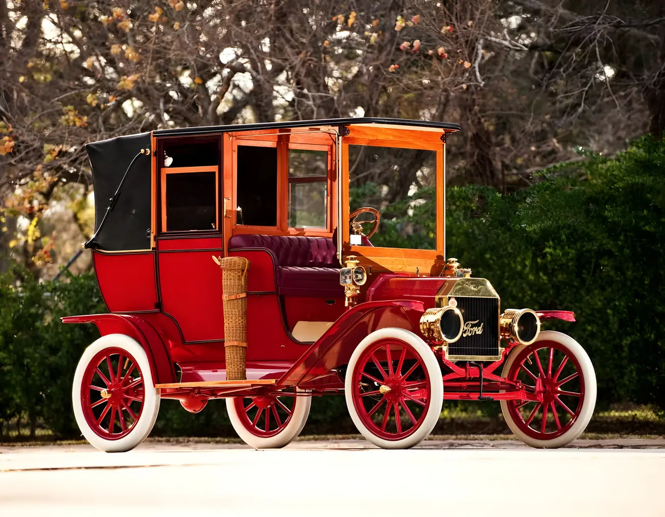 خودروی قدیمی فورد مدل T (Ford Model T) با بدنه قرمز و چرخ‌های سفید