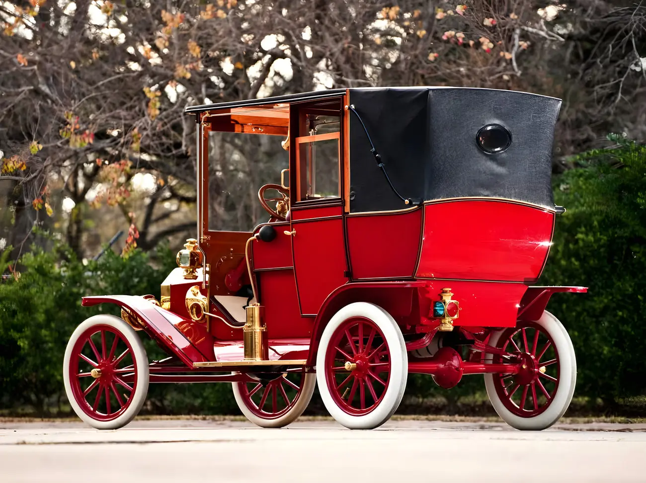 خودروی قدیمی فورد مدل T (Ford Model T) با بدنه قرمز و سقف مشکی