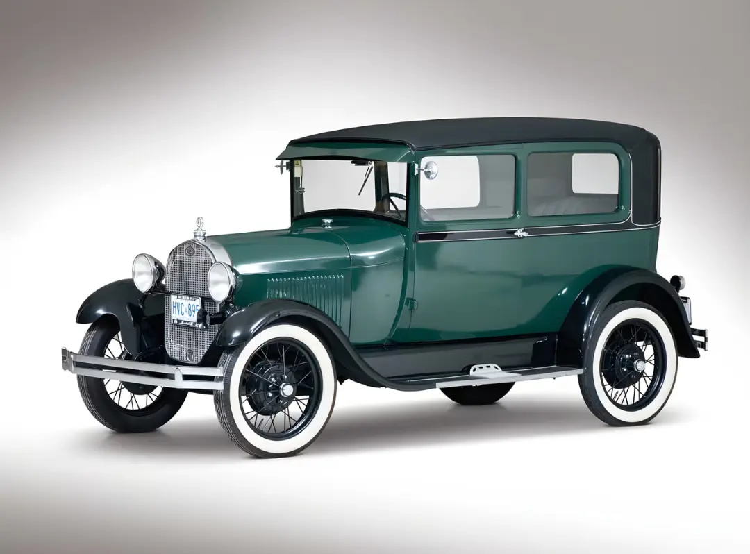 خودروی سبز رنگ فورد مدل T (Ford Model T) با چرخ‌های سفید در استودیوی عکاسی