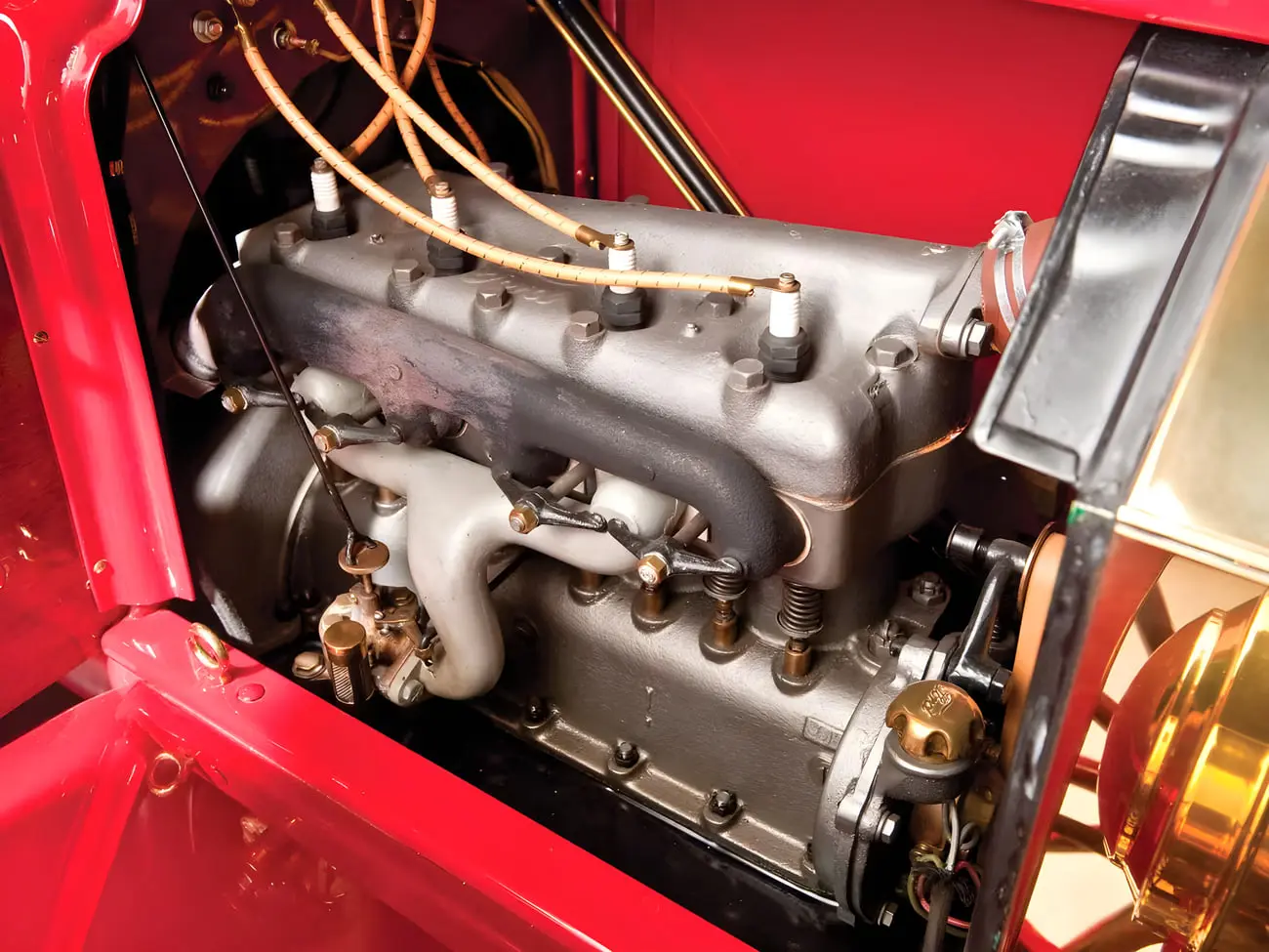 موتور کلاسیک فورد مدل T (Ford Model T) زیر کاپوت خودروی قرمز